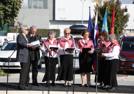 Zapel je tudi zbor društva Skrinjca